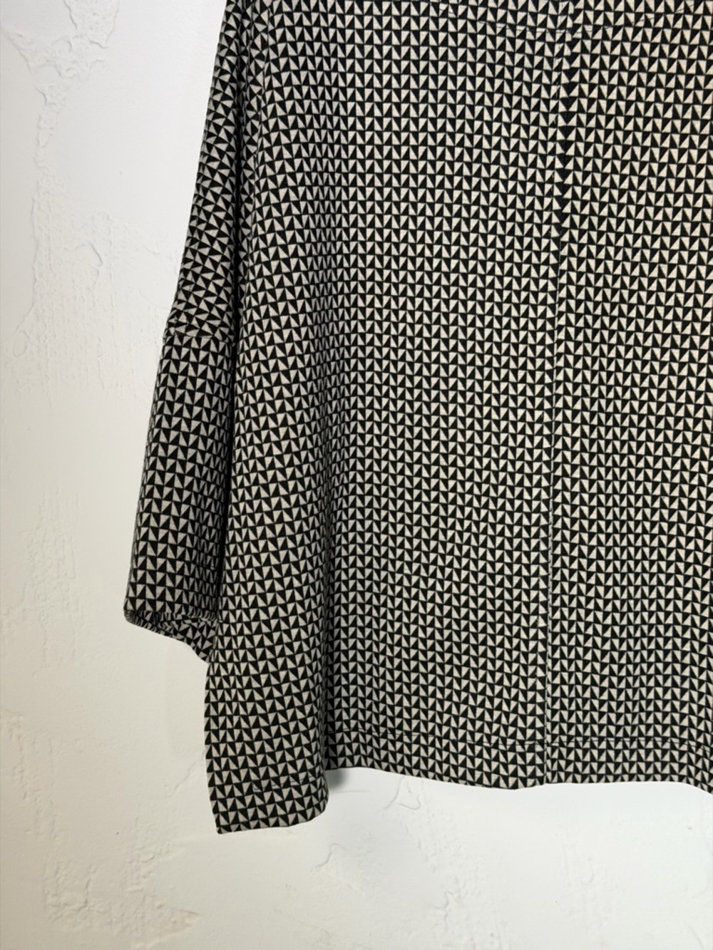 Max Studio Black and Cream Triangle-Print Top 3/4 sleeves box style - perfect - Picture 5 of 16